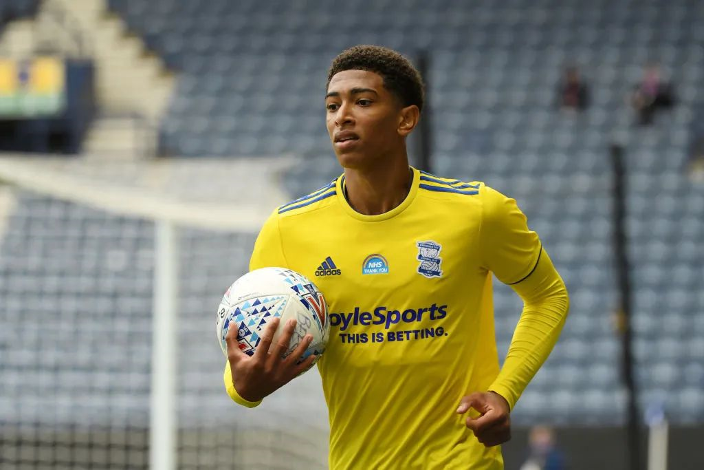 承担重任！麦克丹尼尔斯半场8中6轰14分2板（扛起大旗！麦克丹尼尔斯半场8投6中砍下14分2篮板）