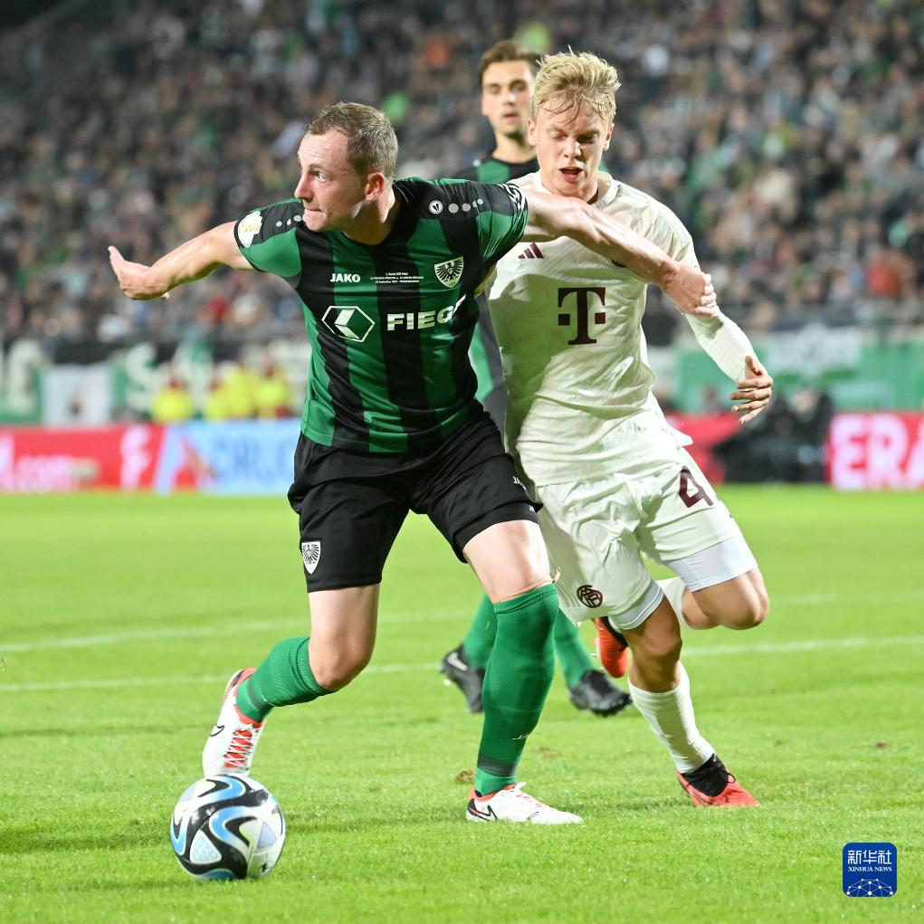 前锋连续助攻，团队配合默契（锋线连送妙传，团队默契十足）