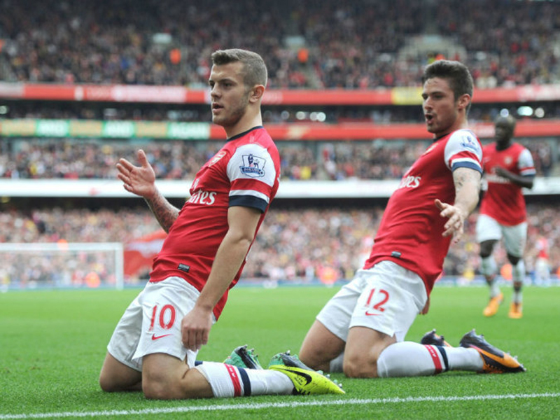 曼联后防连连犯错饱受批评（曼联防线失误不断，备受质疑）