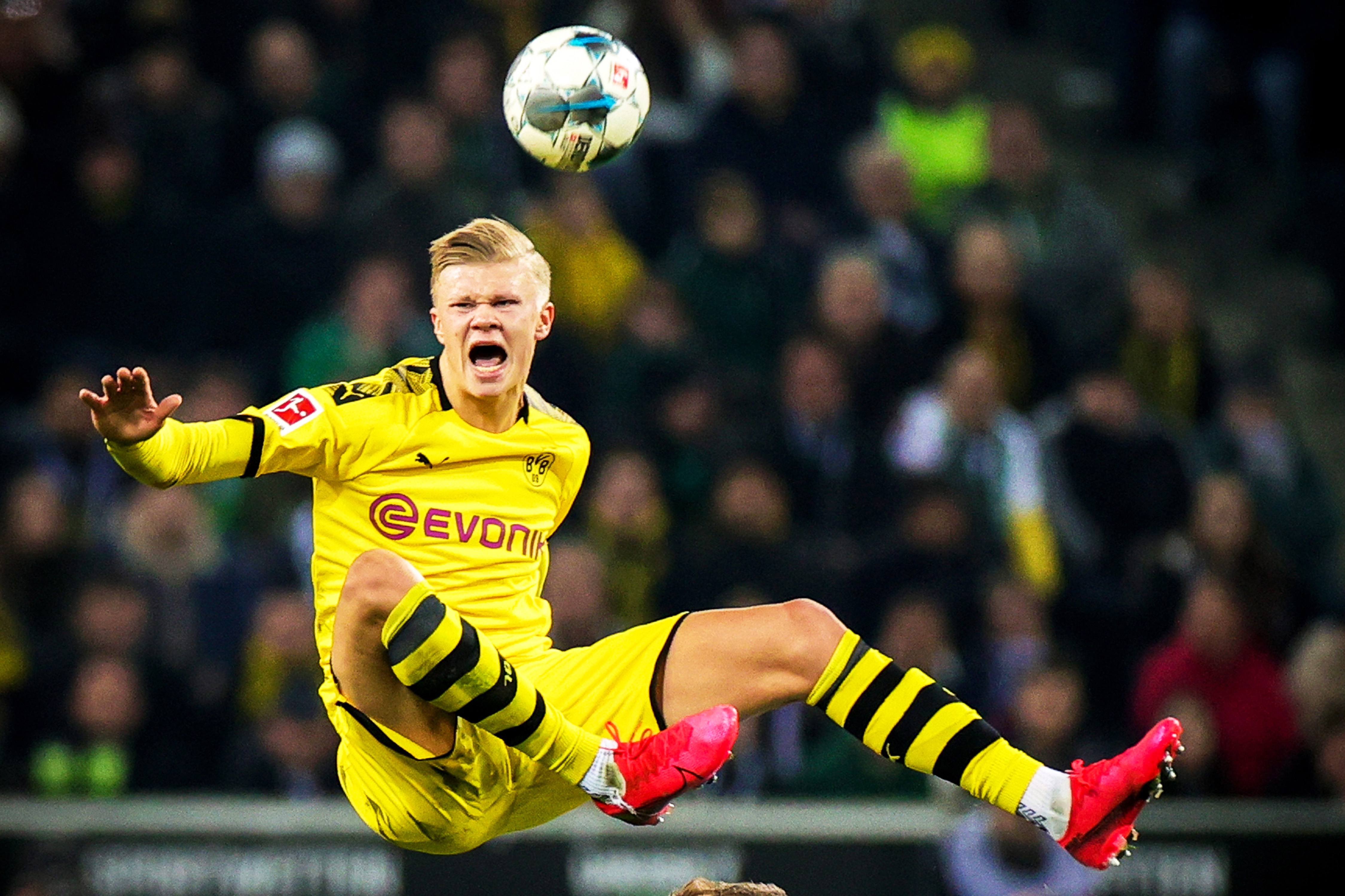 皇马对塞维利亚裁判确定，上赛季未罚下飞铲姆巴佩球员惹争议（皇马战塞维利亚主裁确定：曾因上季未将飞铲姆巴佩者罚下而引争议）