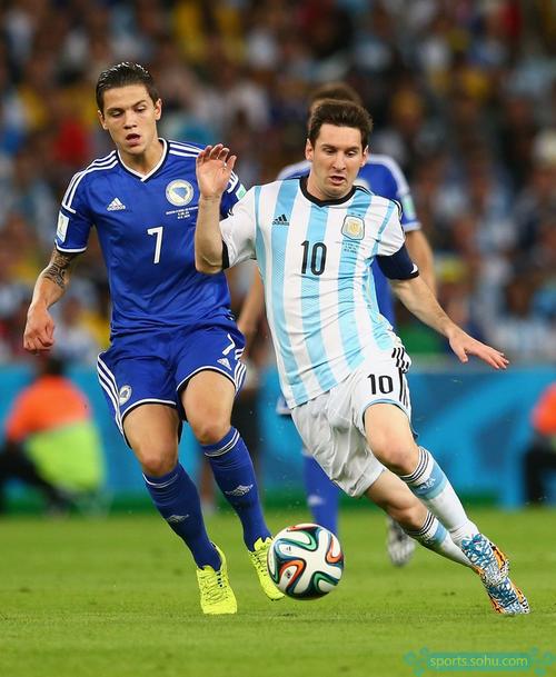 英媒：费迪南德称卢克-肖在曼联有重要地位，他需要证明自己（英媒：费迪南德认为卢克-肖在曼联举足轻重，但仍需自我证明）