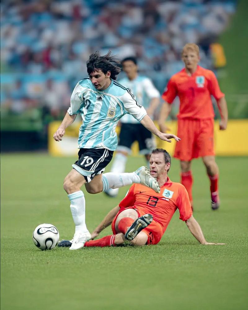 中足联细化“观众不当行为”细则：赛区将对球迷不当行为负责（中足联完善观众不当行为细则：赛区需对球迷不当举动负责）